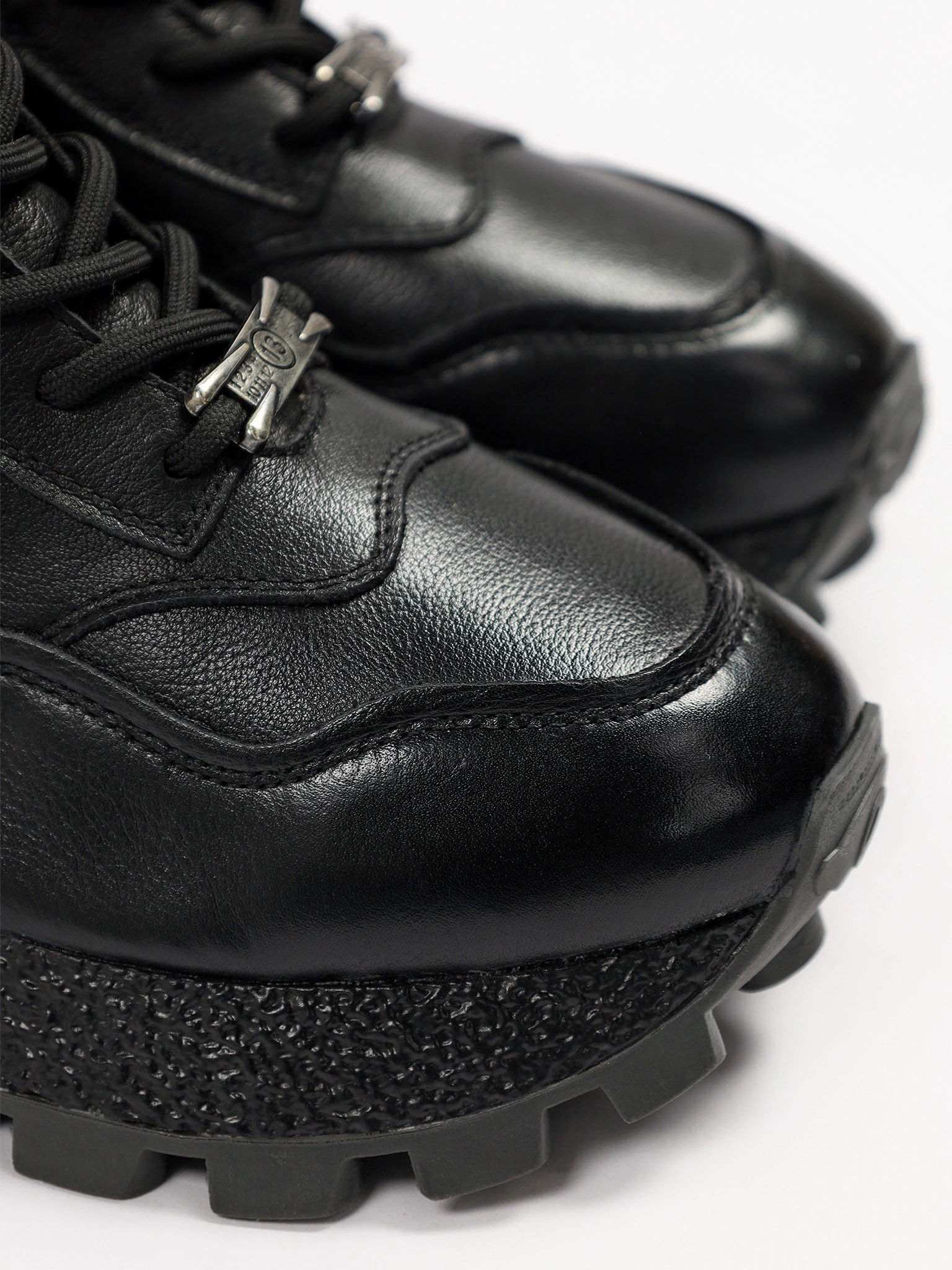 Кроссовки черного цвета на средней рельефной подошве